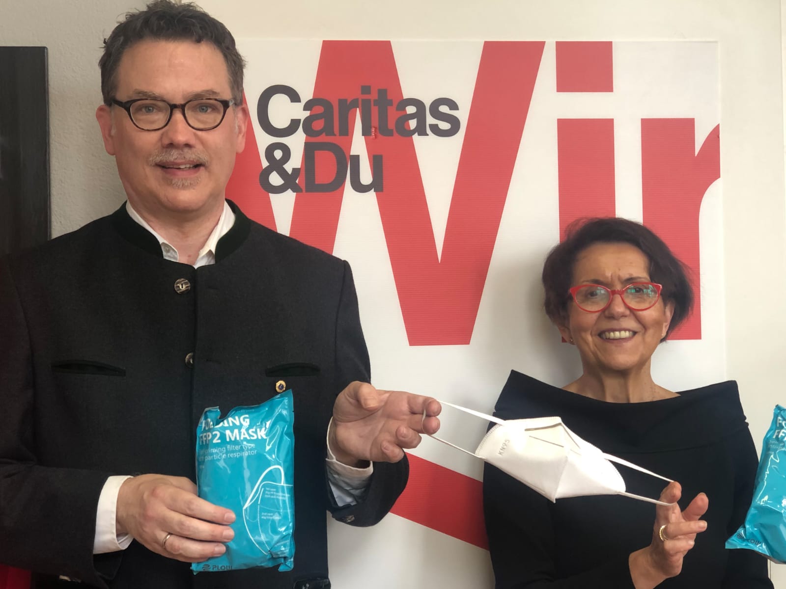 Frau Direktor Pinter freut sich über die Schutzmasken